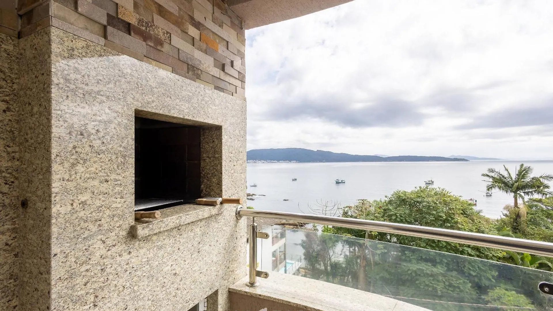 Apto Vista Mar C/ Churrasq. Em Bombinhas - Lga0201